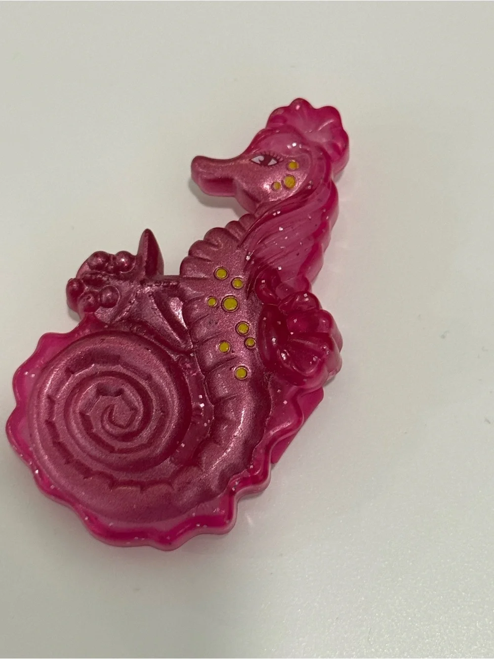 Barbie 2010 metallic / sparkly magenta seahorse hairclip (read)
